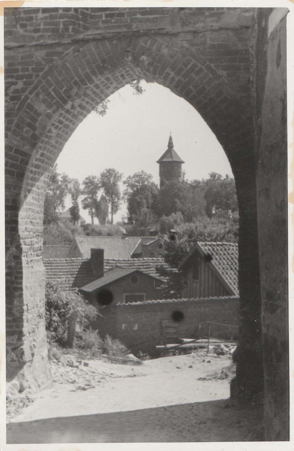 Zdjęcie - widok przez Bramę Młyńską około 1950 roku. 