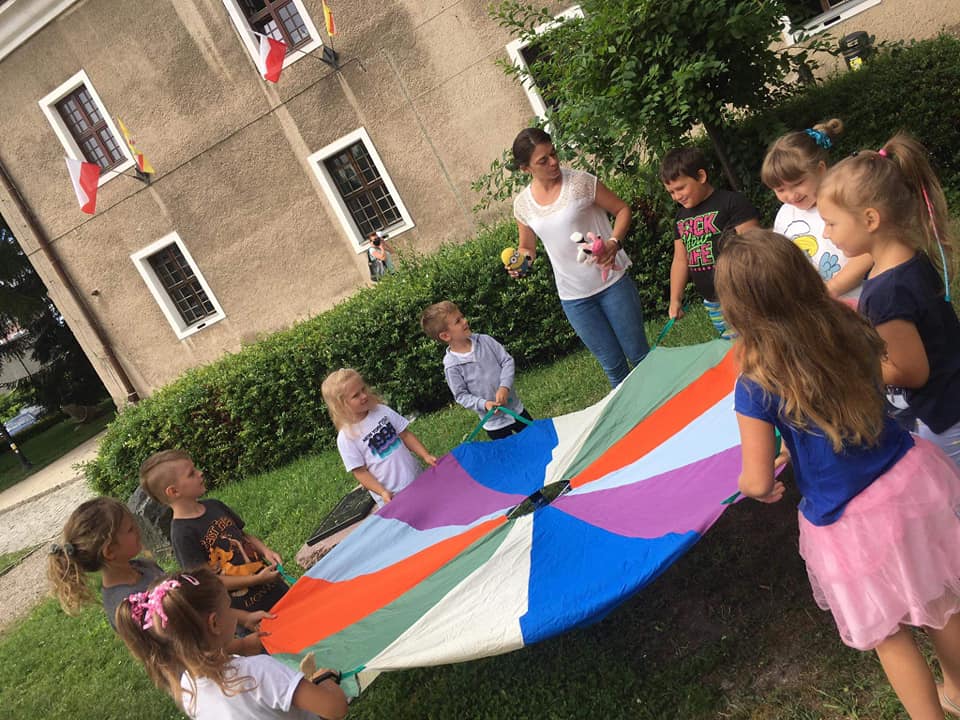  Dzieci bawiące się kolorową chustą 