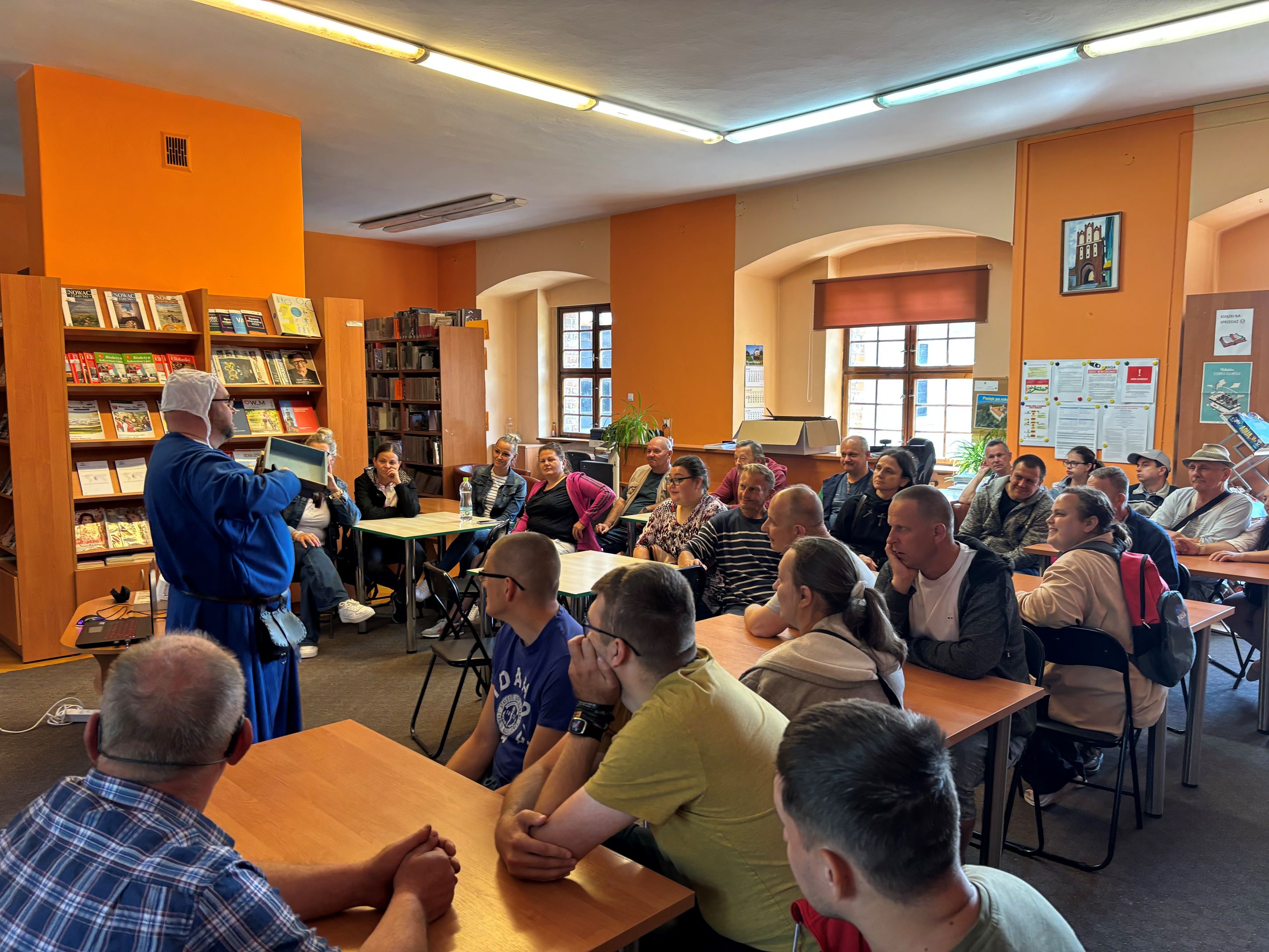  Uczestnicy zajęć w czytelni: siedzą przy stolikach. 