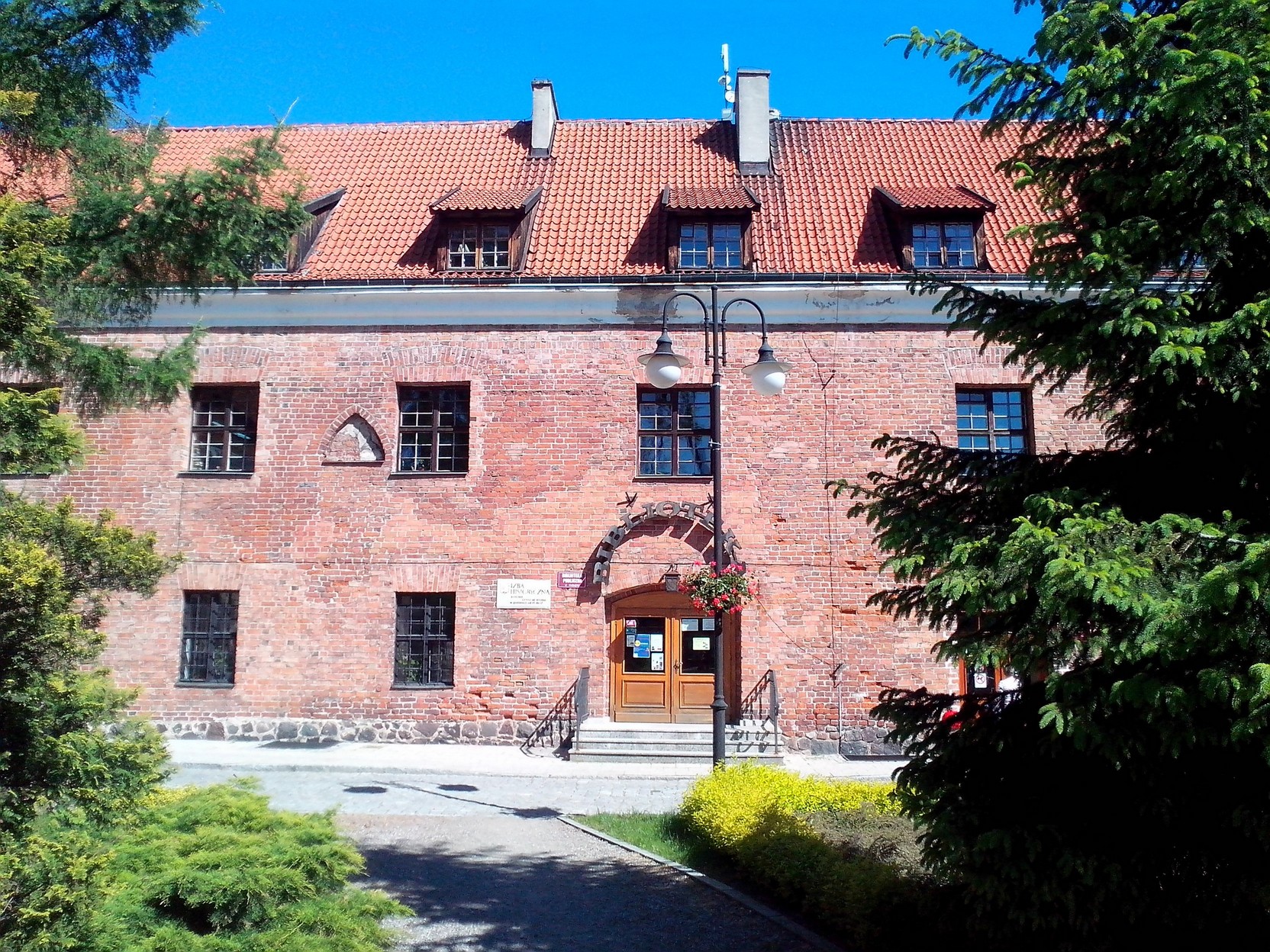  Zdjęcie wejścia do Biblioteki 