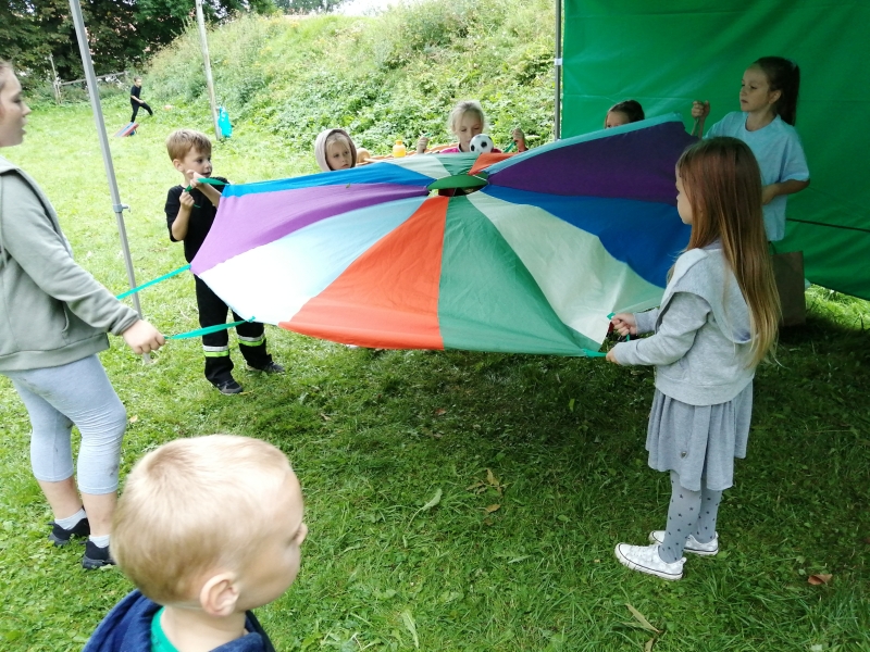  Dzieci bawiące się kolorową chustą 