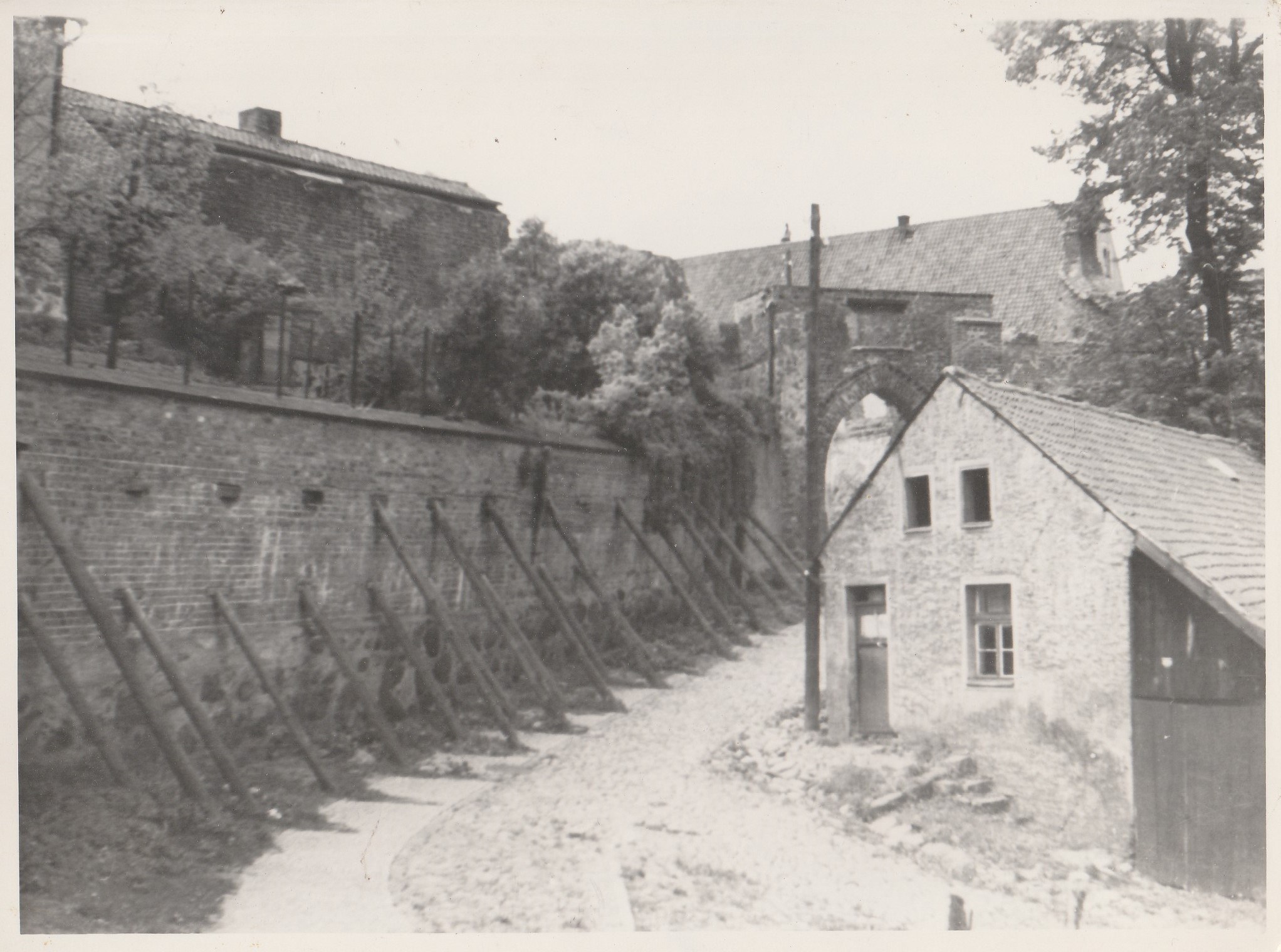  Mury przy Bramie Młynskiej, zdjęcie z 1948 roku 