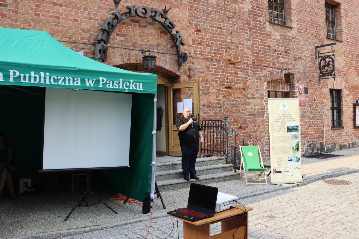  Przemawia dyrektor Biblioteki Publicznej w Pasłęku, autor wystawy 